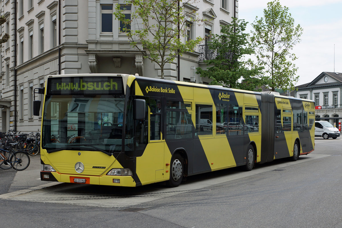 BSU: Mercedes Citaro Gelenkbus mit Vollwerbung auf dem Bahnhofplatz Solothurn am 16. Mai 2016.
Foto: Walter Ruetsch