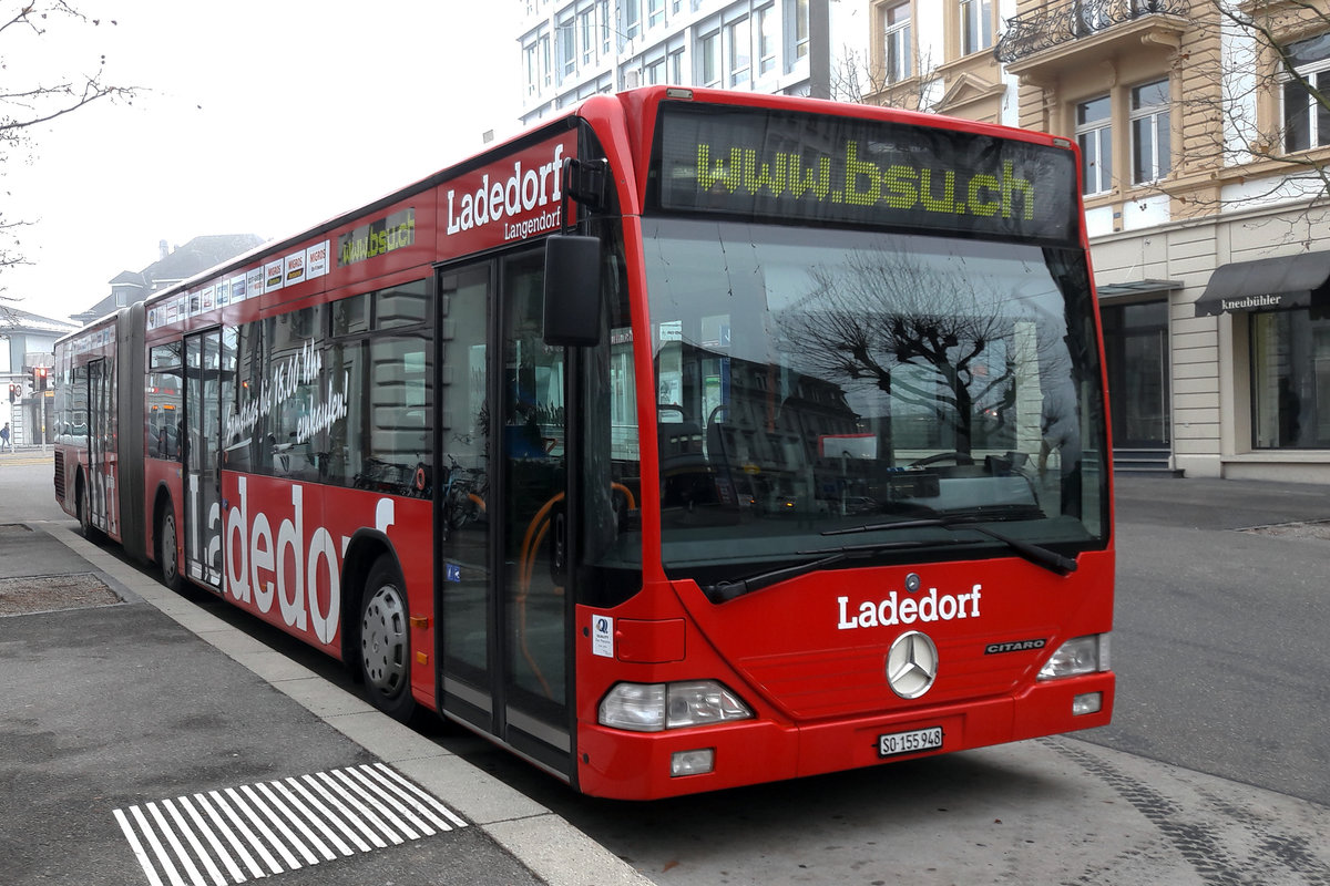 BSU: Mercedes CITARO mit Vollwerbung für das Ladendorf Langendorf auf den nächsten Einsatz wartend in Solothur-HB am 5. Dezember 2017.
Foto: Walter Ruetsch 