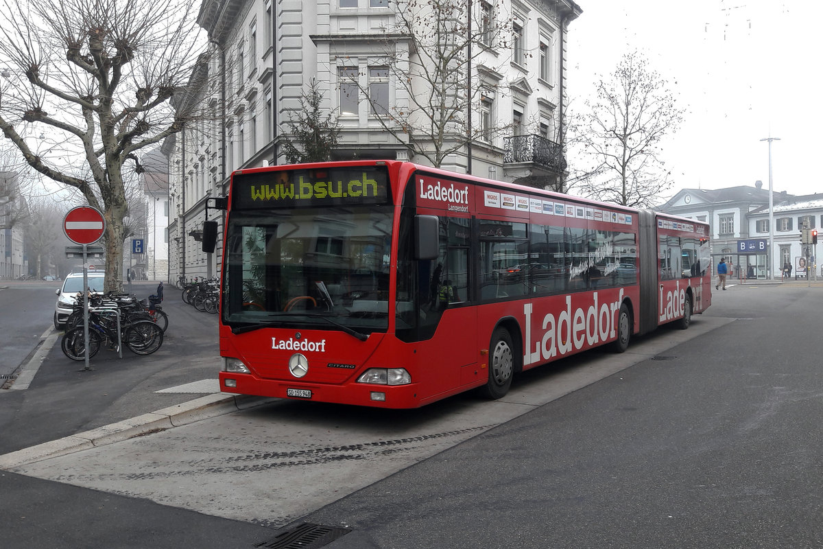 BSU: Mercedes CITARO mit Vollwerbung für das Ladendorf Langendorf auf den nächsten Einsatz wartend in Solothur-HB am 5. Dezember 2017.
Foto: Walter Ruetsch 