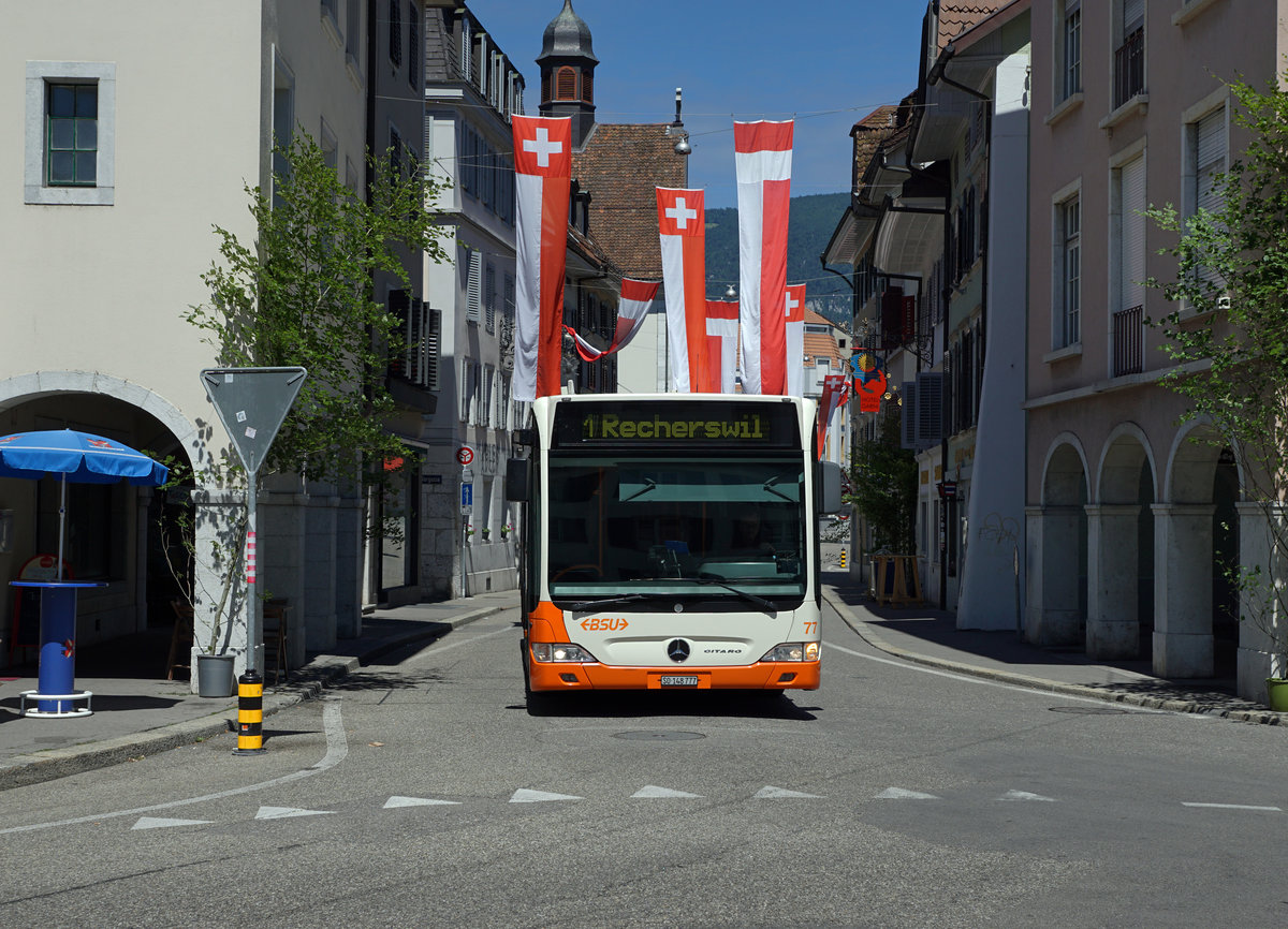 BSU: Mercedes CITARO Nummer 77 auf der Linie 1 nach Recherswil beim Passieren der Vorstadt Solothurn anlässlich der Vorstädter Chilbi vom 16. Juli 2017, die an die Schlacht von Dornach vom 20. Juli 1862 erinnert. Zu diesem besonderen und alljährlichen Anlass wird jeweils nur die mindere Stadt (Vorstadt) speziell geschmückt.  
Foto: Walter Ruetsch 