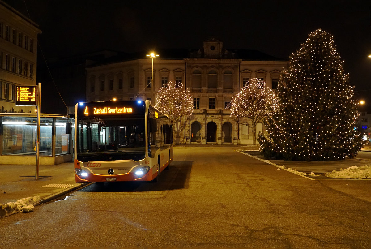 BSU: Mercedes CITARO Nummer 86 der Linie 4 bei einem Zwischenhalt auf dem Amthausplatz Solothurn in weihnächtlicher Stimmung am 20. Dezember 2017.
Foto: Walter Ruetsch