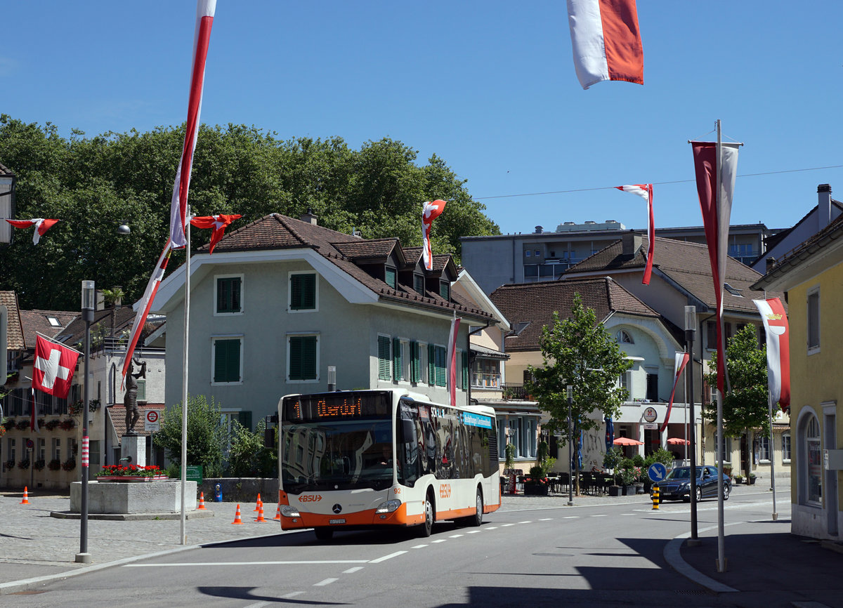 BSU: Mercedes CITARO Nummer 92 auf der Linie 1 nach Oberdorf beim Passieren der Vorstadt Solothurn anlässlich der Vorstädter Chilbi vom 16. Juli 2017, die an die Schlacht von Dornach vom 20. Juli 1862 erinnert. Zu diesem besonderen und alljährlichen Anlass wird jeweils nur die mindere Stadt (Vorstadt) speziell geschmückt.  
Foto: Walter Ruetsch 