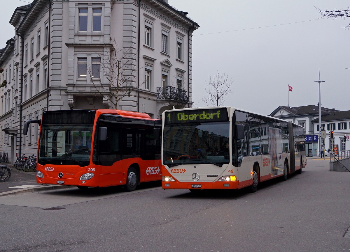 BSU/RBS: Begegnung zwischen dem älteren BSU MERCEDES-CITARO 49 und dem neuen RBS MERCEDES-CITARO 205 in Solothurn am 18. Januar 2014.
Foto: Walter Ruetsch