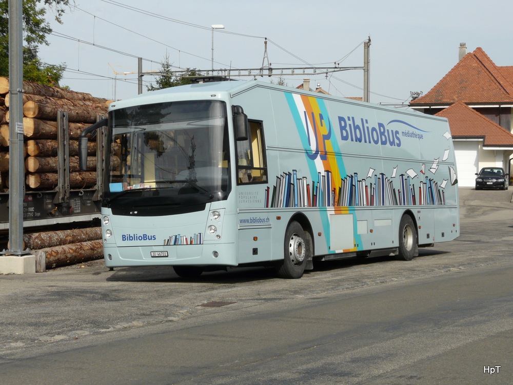 Bcherbus - Volvo JU 46701 unterwegs als Bcherbus in Les Breuleux am 28.09.2013
