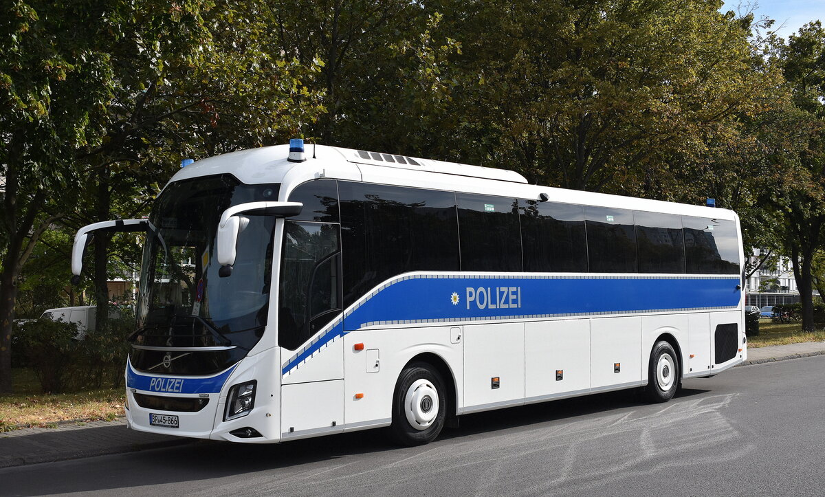 Bundespolizei mit ihrem Volvo RH 9700 (Version 2018), interne Bezeichnung Schwerer Mannschaftskraftwagen (sMkw).  Ausgebaut wurden die Fahrzeuge von der Esser GmbH. Hier am 20.09.23 Berlin Marzahn.