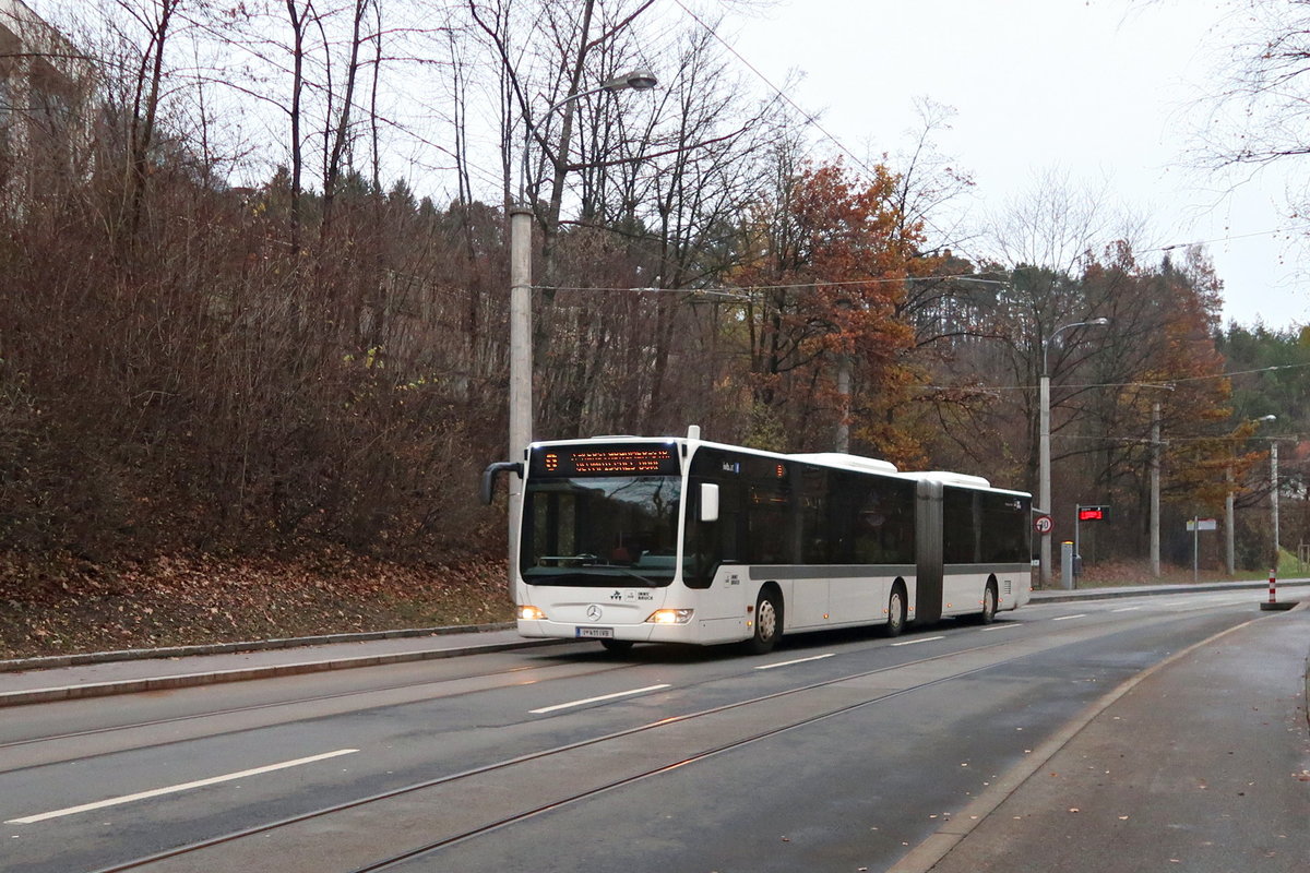 Bus 411 der Linie O der Innsbrucker Verkehrsbetriebe verläßt die Haltestelle Lahntalweg in Innsbruck. Aufgenommen 20.11.2017.