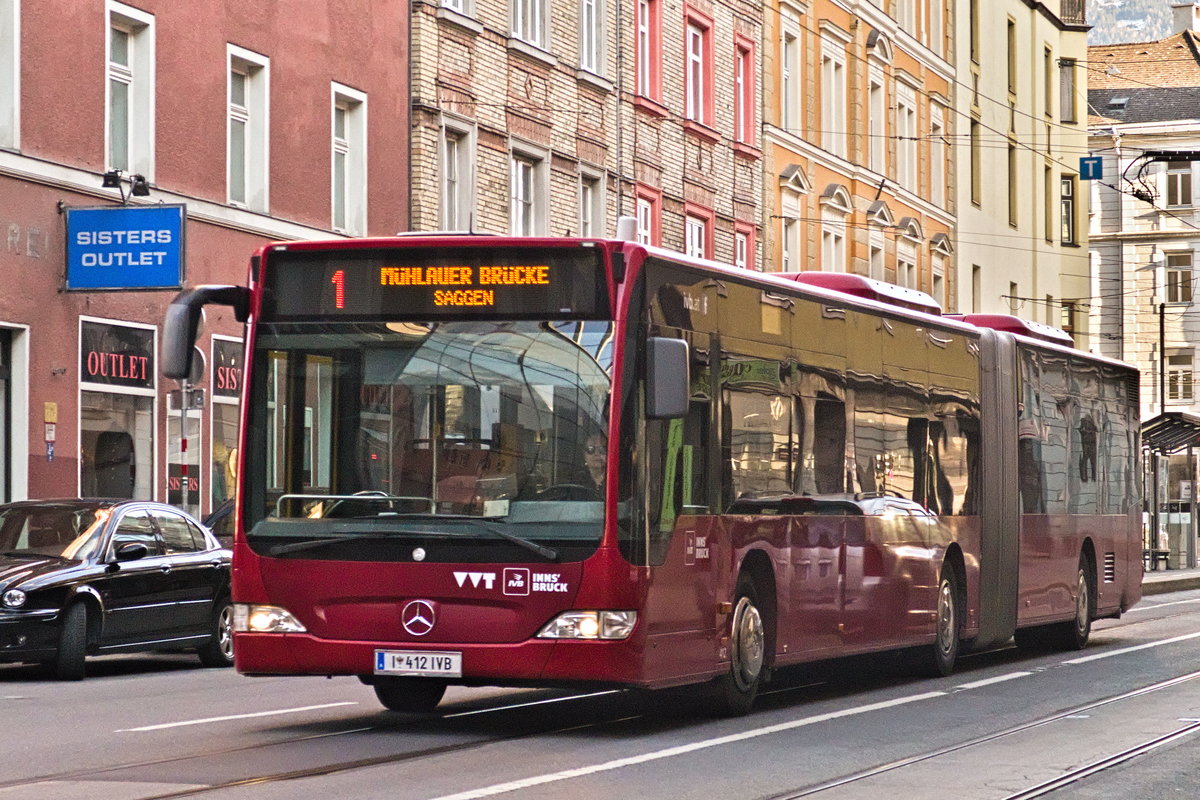 Bus 412 der Innsbrucker Verkehrsbetriebe als Schienenersatzverkehr für die Straßenbahnlinie 1 in der Bürgerstraße in Innsbruck. Aufgenommen 30.3.2019.