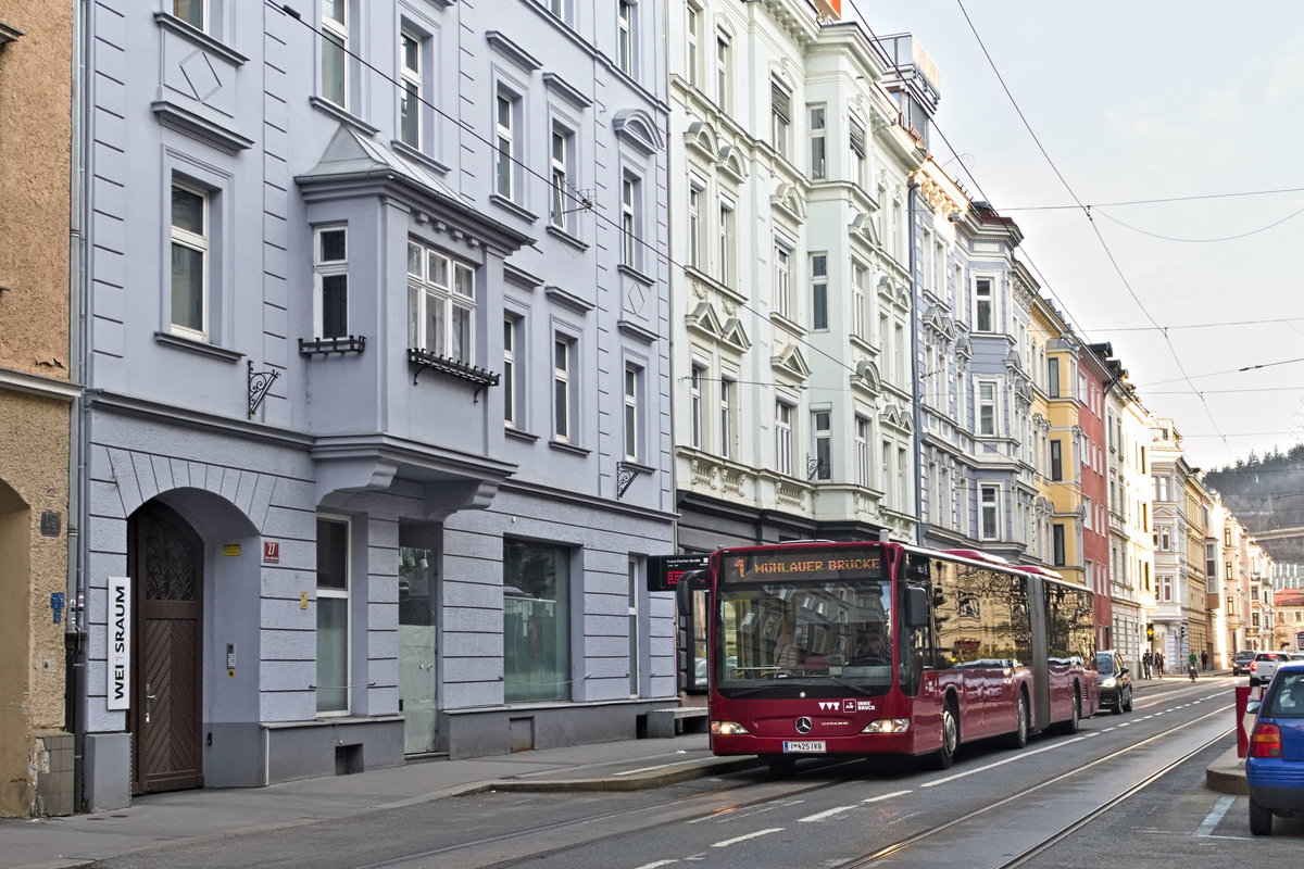 Bus 425 der Innsbrucker Verkehrsbetriebe als Schienenersatzverkehr für die Straßenbahnlinie 1 an der Haltestelle Franz-Fischer-Straße in Innsbruck. Aufgenommen 30.3.2019.