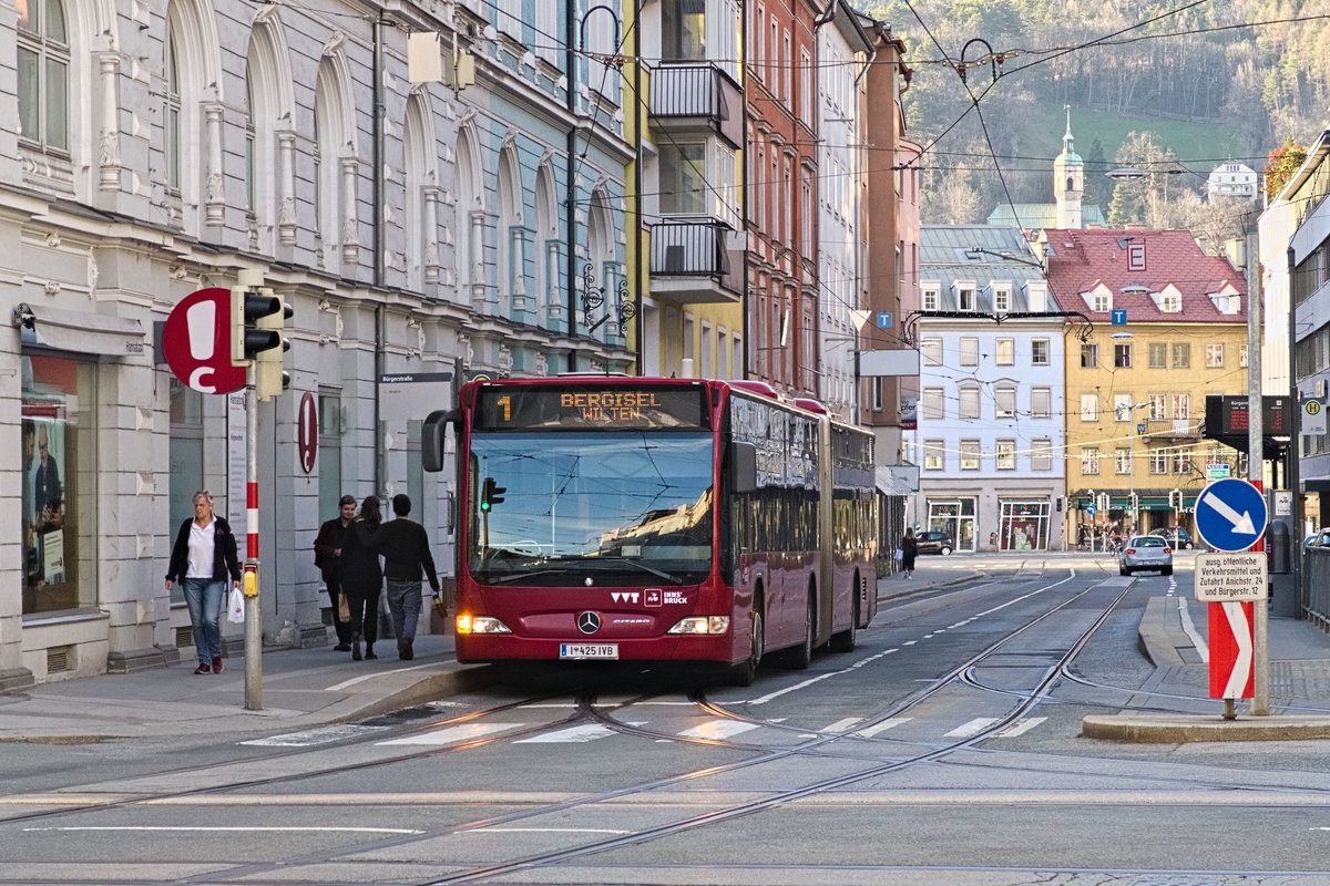 Bus 425 der Innsbrucker Verkehrsbetriebe als Schienenersatzverkehr für die Straßenbahnlinie 1 an der Haltestelle Bürgerstraße in Innsbruck. Aufgenommen 30.3.2019.