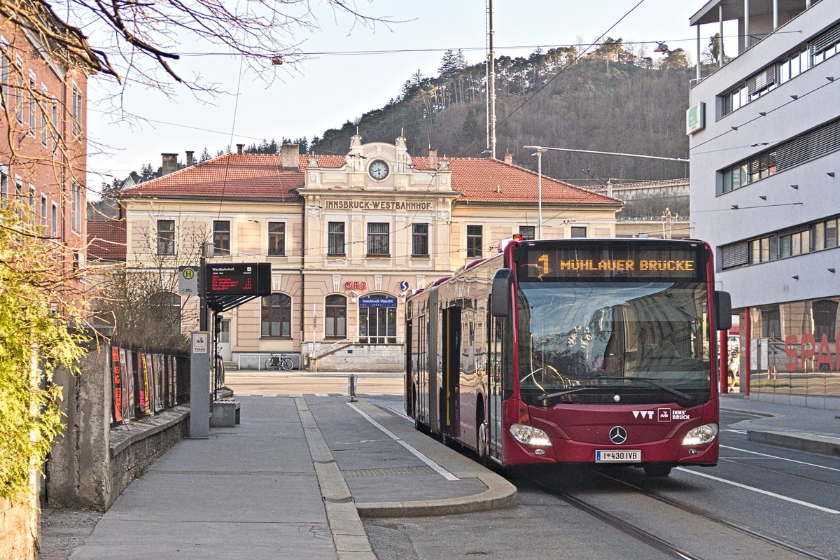 Bus 430 der Innsbrucker Verkehrsbetriebe als Schienenersatzverkehr für die Straßenbahnlinie 1 an der Haltestelle Westbahnhof in Innsbruck. Aufgenommen 30.3.2019.