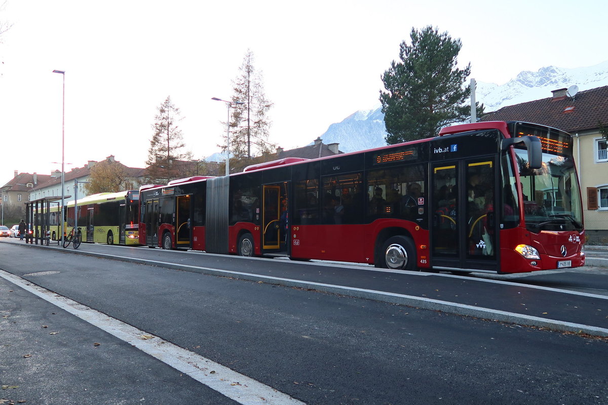 Bus 435 der Innsbrucker Verkehrsbetriebe an der Haltestelle Mitterhoferstraße (schon für den Straßenbahnbetrieb als Haltestelleninsel ausgebaut) in Innsbruck. Aufgenommen 15.11.2017.
