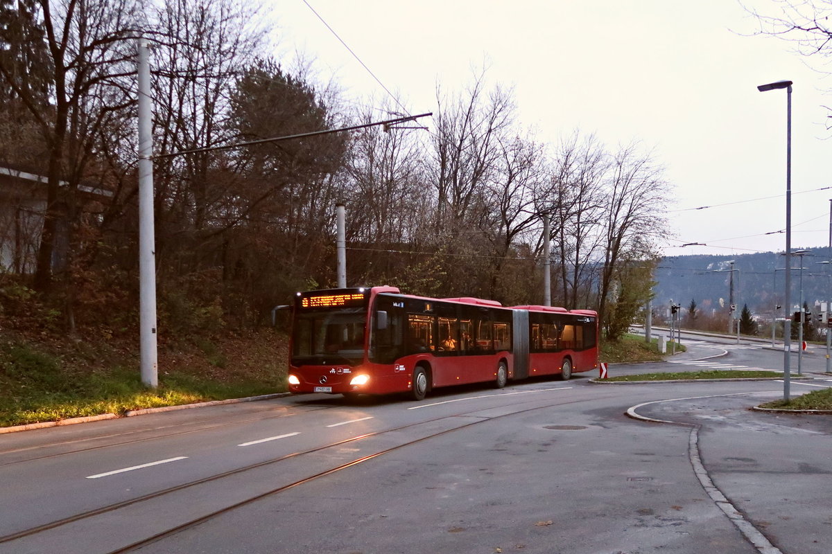Bus 437 der Linie O der Innsbrucker Verkehrsbetriebe biegt in die Peerhofstraße in Innsbruck ein. Ab 10.12.2017 übernimmt diesen Ast die Straßenbahnlinie 3. Aufgenommen 20.11.2017.