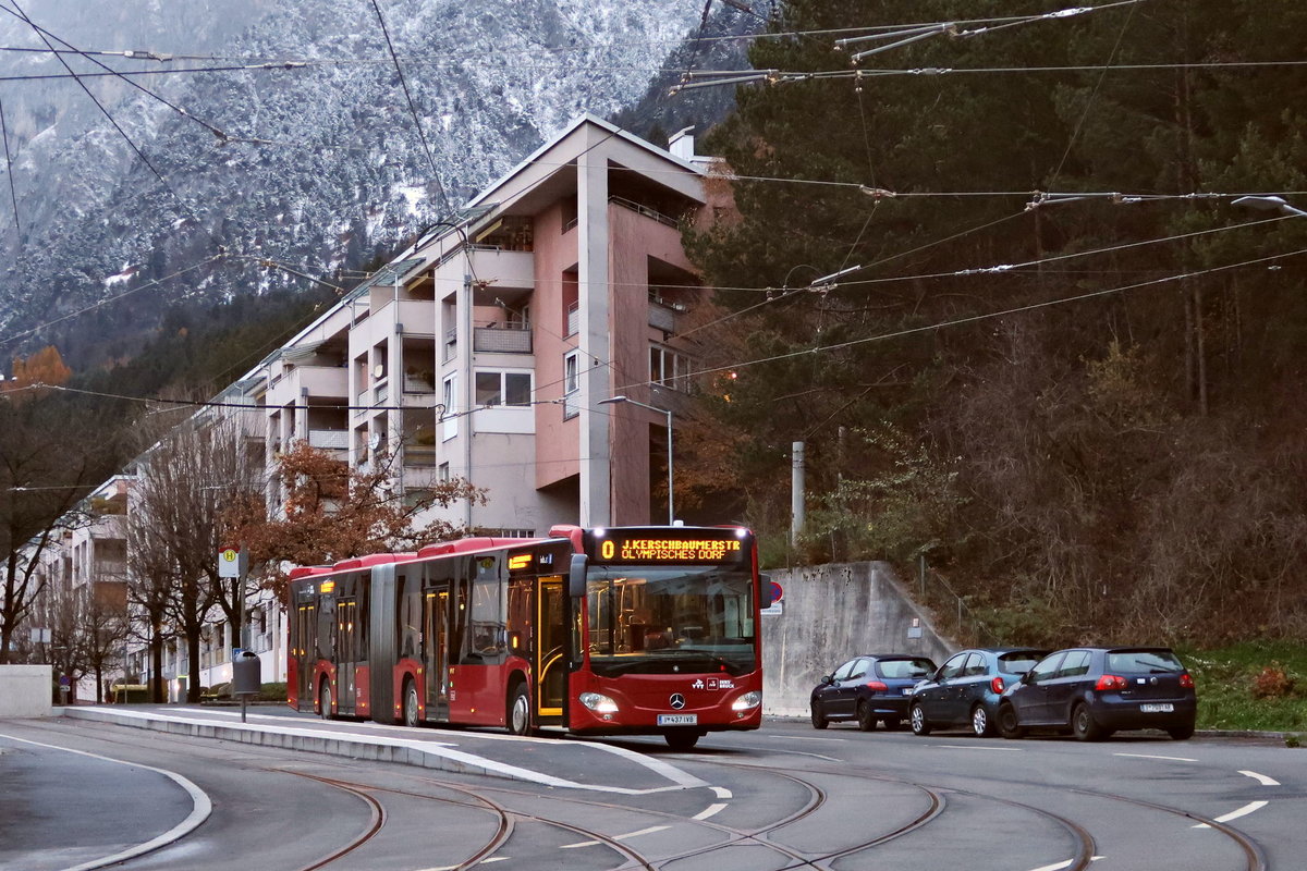 Bus 437 der Linie O der Innsbrucker Verkehrsbetriebe in der Endhaltestelle Peerhofsiedlung in Innsbruck. Ab 10.12.2017 übernimmt diesen Ast die Straßenbahnlinie 3. Aufgenommen 20.11.2017.