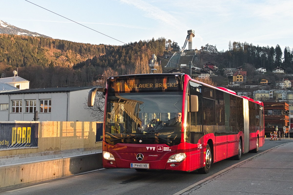 Bus 448 der Innsbrucker Verkehrsbetriebe als Schienenersatzverkehr für die Linie 1 auf der Fritz-Konzert-Brücke in Innsbruck, die gerade saniert wird und nur einspurig befahrbar ist. Aufgenommen 30.3.2019.