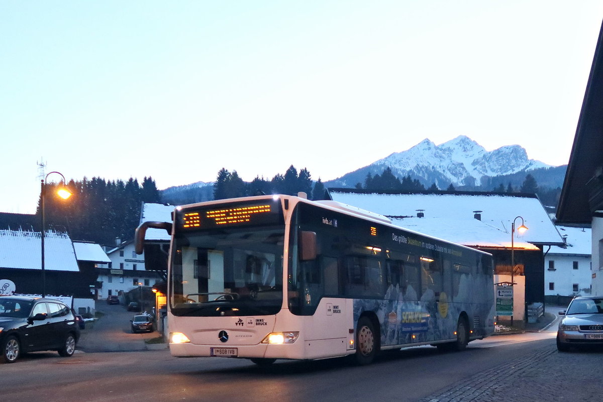 Bus 608 der Innsbrucker Verkehrsbetriebe als Schienenersatzverkehr für die Stubaitalbahn (während Bauarbeiten für die neue Mutterer Brücke) im Ortszentrum von Natters. Aufgenommen 16.11.2017.