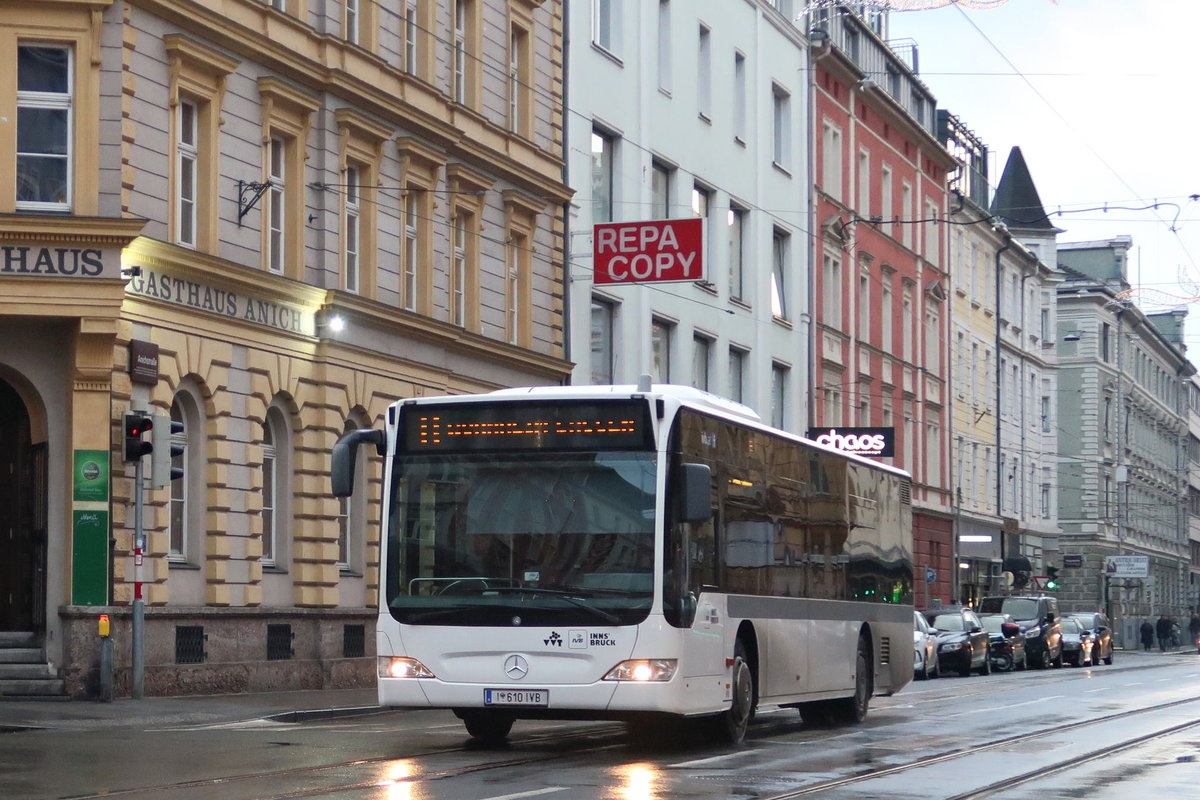 Bus 610 der Linie H der Innsbrucker Verkehrsbetriebe in der Anichstraße in Innsbruck. Mit 10.12.2017 übernimmt die Linie B den Linienast Saggen/Schutzengelkirche. Aufgenommen 21.11.2017.