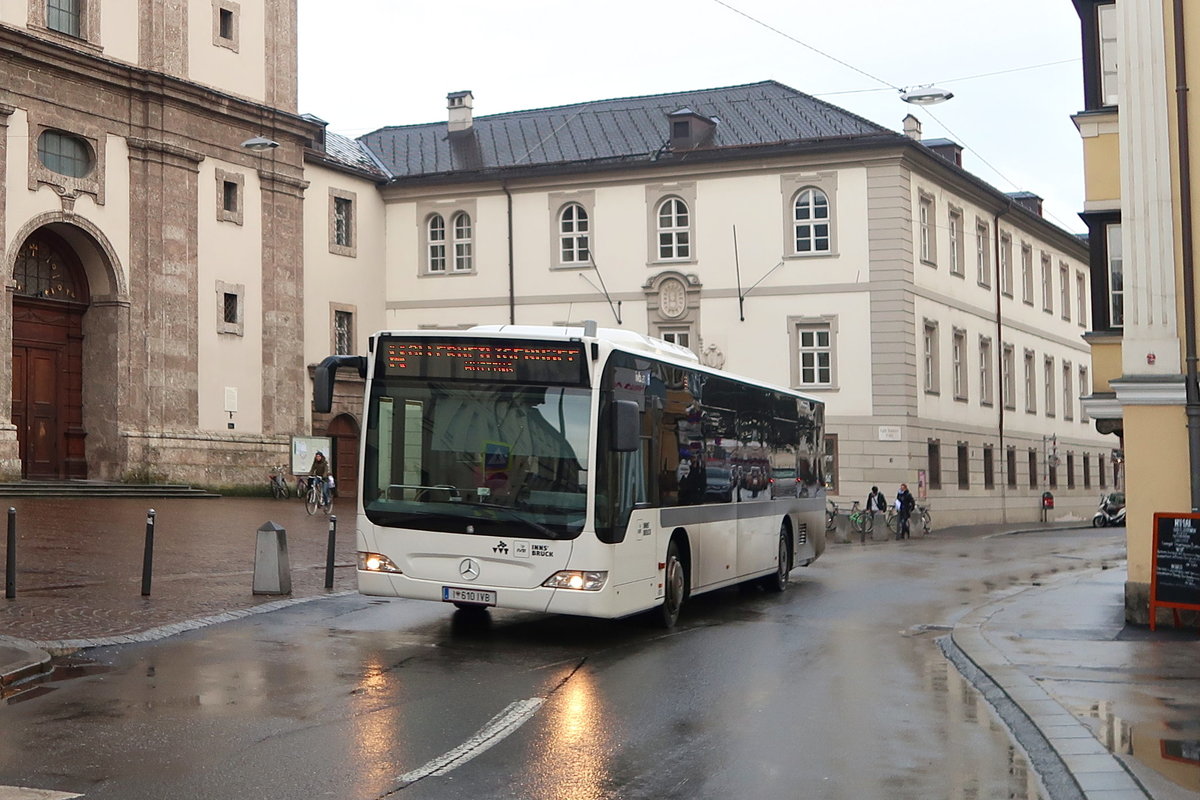Bus 610 der Linie H der Innsbrucker Verkehrsbetriebe in der Universitätsstraße in Innsbruck. Mit 10.12.2017 übernimmt die Linie B den Linienast Saggen/Schutzengelkirche. Aufgenommen 21.11.2017.