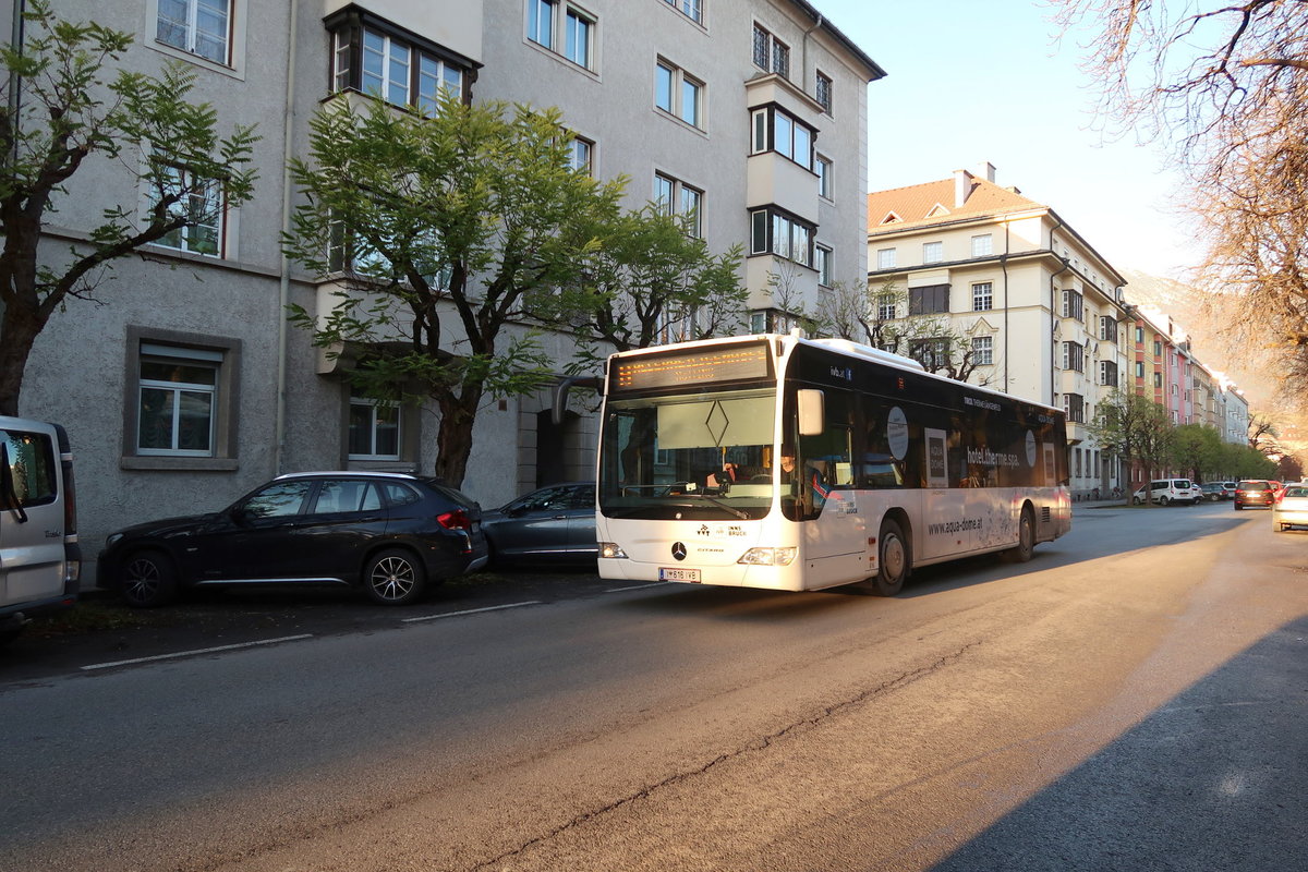 Bus 616 der Linie H der Innsbrucker Verkehrsbetriebe in der Ing.-Etzel-Straße in Innsbruck.  Mit 10.12.2017 übernimmt die Linie B den Linienast Saggen/Schutzengelkirche. Aufgenommen 22.11.2017.