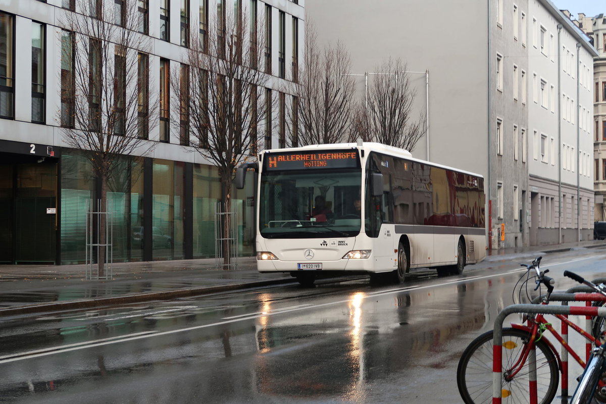 Bus 620 der Linie H der Innsbrucker Verkehrsbetriebe an der Haltestelle Heiliggeiststraße in  Innsbruck. Mit 10.12.2017 übernimmt die Linie B den Linienast Saggen/Schutzengelkirche. Aufgenommen 21.11.2017.