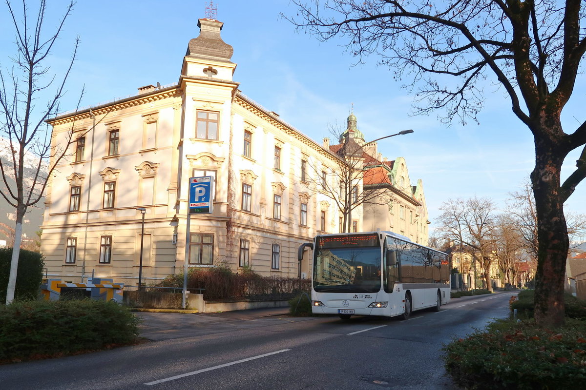Bus 620 der Linie H der Innsbrucker Verkehrsbetriebe verläßt die Haltestelle Tschurtschenthalerstraße in Innsbruck. Mit 10.12.2017 übernimmt die Linie B den Linienast Saggen/Schutzengelkirche. Aufgenommen 22.11.2017.