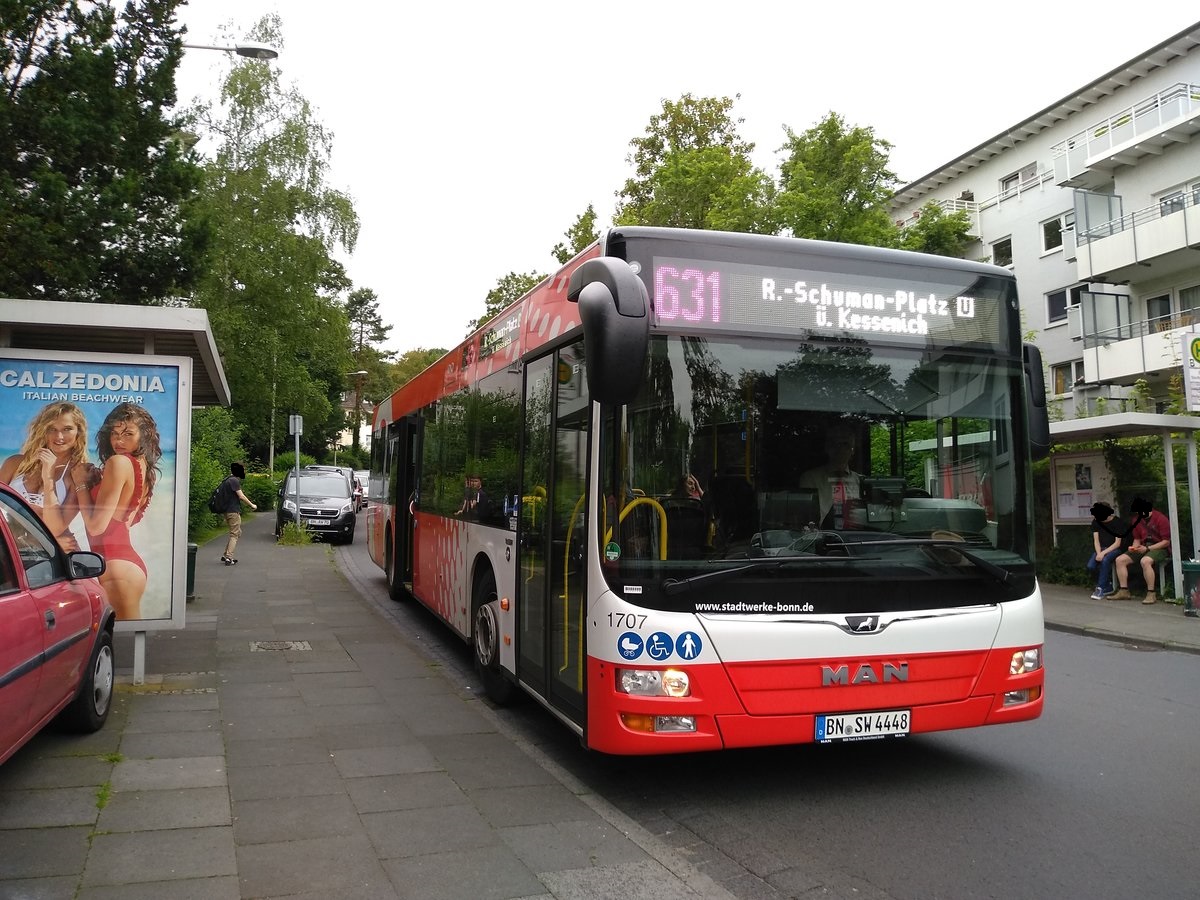 Bus 631 an der Haltestelle  Graf Staufenberg Straße  abfahrbereit. Der Bus MAN NL 293 mit der Nr. 1707 ist (Stand Mai 2018) einer der neuen Busse von der SWB Bus und Bahn. Kurz vor dem Weihnachtsfest 2017 wurden die 17er Solobusse geliefert und umgehend im Liniendienst eingesetzt. Die Beklebung im SWB-Design erfolgte dabei erst einige Wochen später.