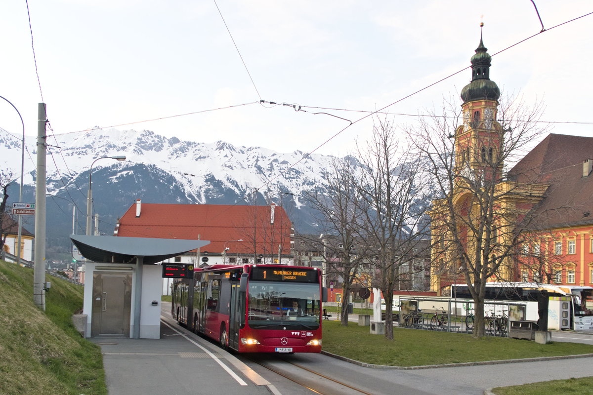 Bus 813 der Innsbrucker Verkehrsbetriebe als Schienenersatzverkehr für die Straßenbahnlinie 1 an der Endhaltestelle Bergisel in Innsbruck. Aufgenommen 30.3.2019.