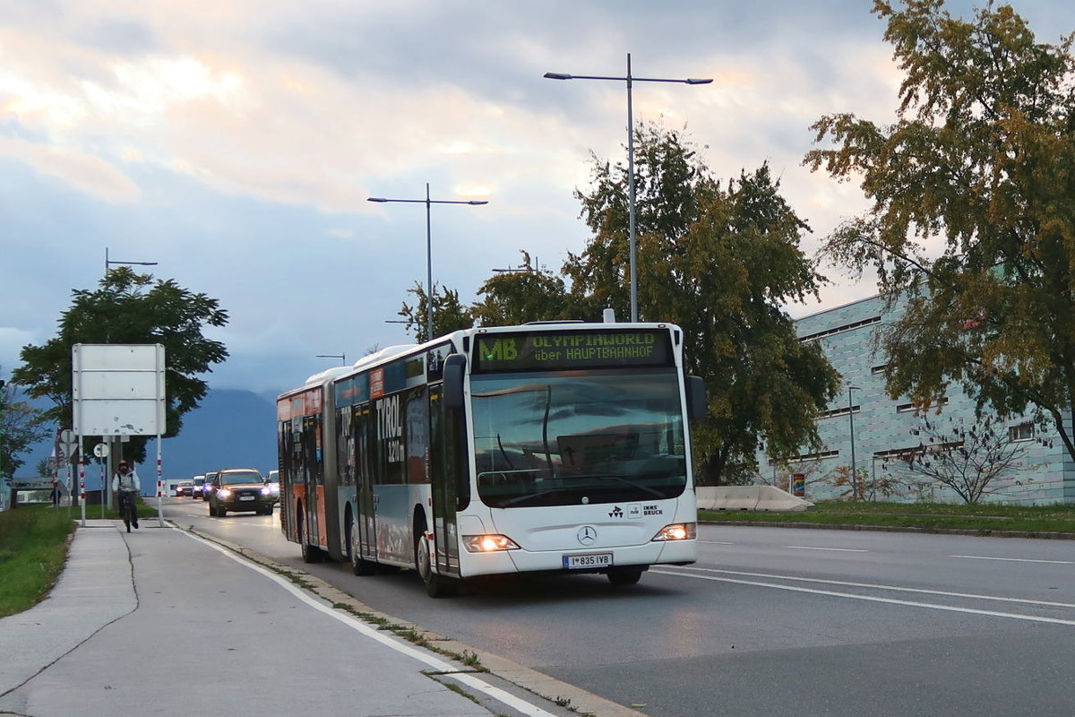 Bus 835 der Innsbrucker Verkehrsbetriebe als Messebus (MB) in der Olympiastraße in Innsbruck. Aufgenommen 8.10.2017.