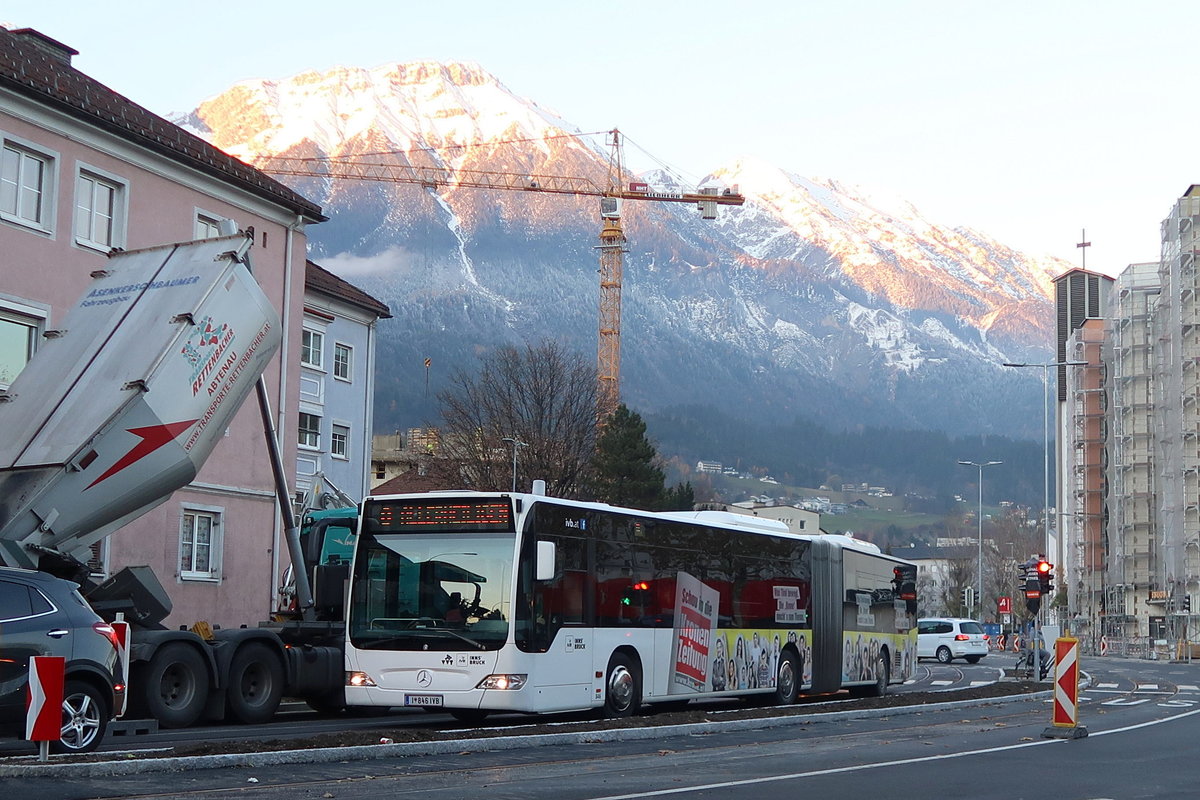 Bus 846 der Innsbrucker Verkehrsbetriebe der Linie O in Anfahrt auf die Haltestelle Mitterhoferstraße in Innsbruck. Asphaltierungsarbeiten für die neue Straßenbahn-Trasse sind im Gange. Aufgenommen 15.11.2017.