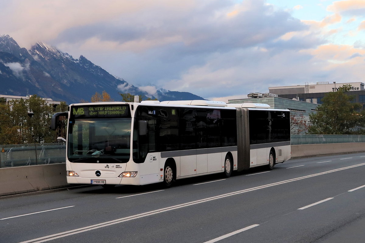 Bus 898 der Innsbrucker Verkehrsbetriebe als Messebus (MB) auf der Olympiabrücke in Innsbruck. Aufgenommen 8.10.2017.