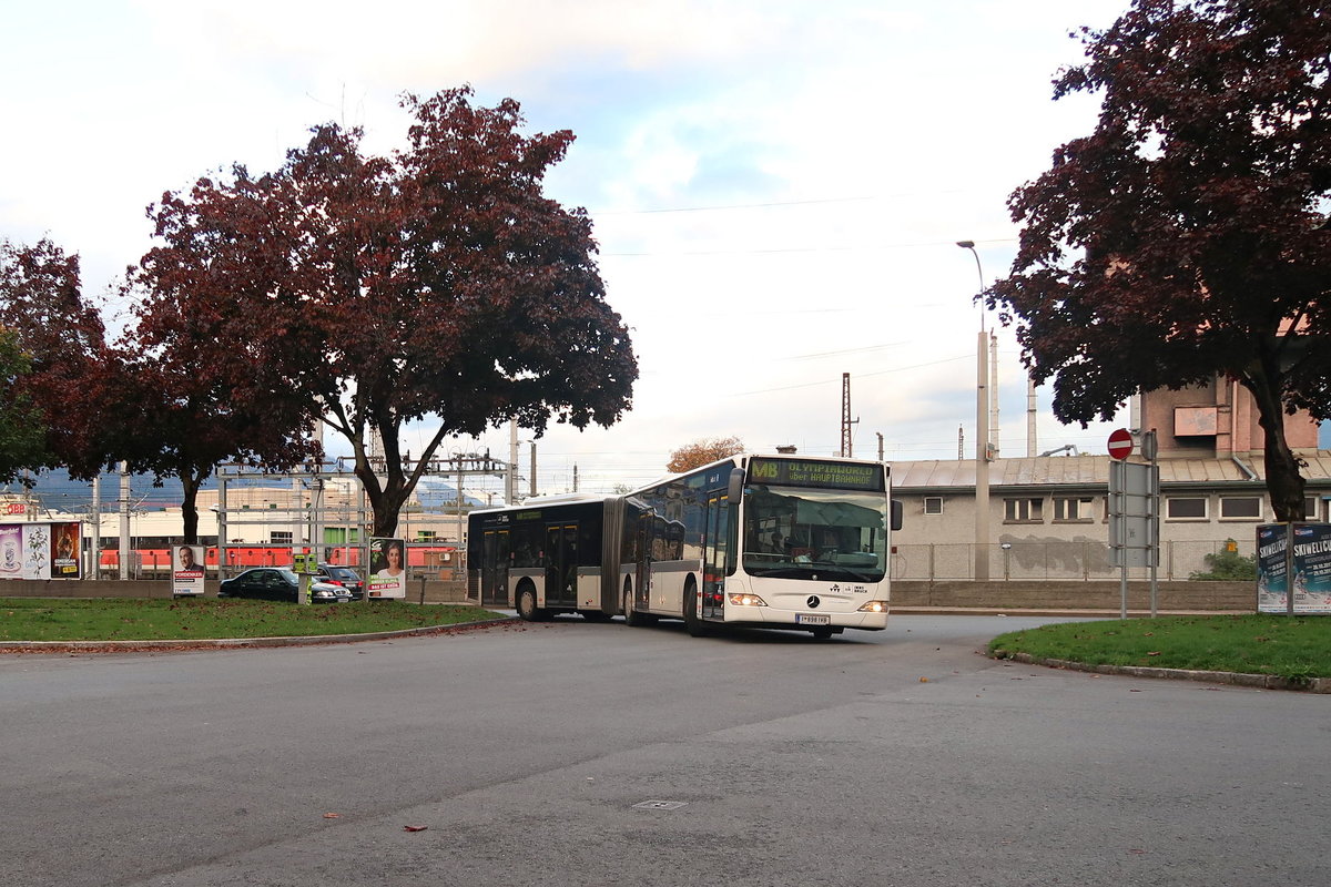 Bus 898 der Innsbrucker Verkehrsbetriebe biegt als Messebus (MB) von der Südbahnstraße in die Liebeneggstraße in Innsbruck ein. Aufgenommen 8.10.2017.