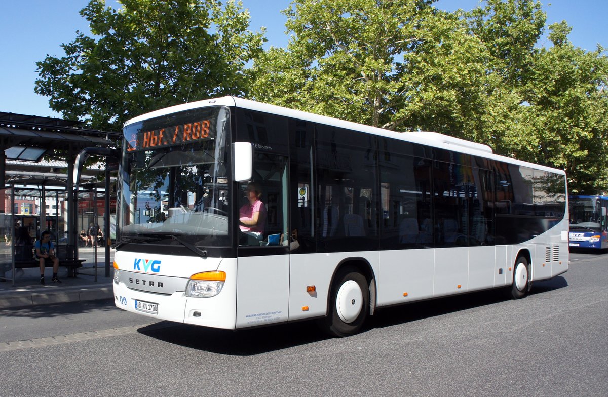 Bus Aschaffenburg / Verkehrsgemeinschaft am Bayerischen Untermain (VAB): Setra S 415 LE business der Kahlgrund-Verkehrs-Gesellschaft mbH (KVG), aufgenommen Anfang Juli 2018 am Hauptbahnhof in Aschaffenburg.