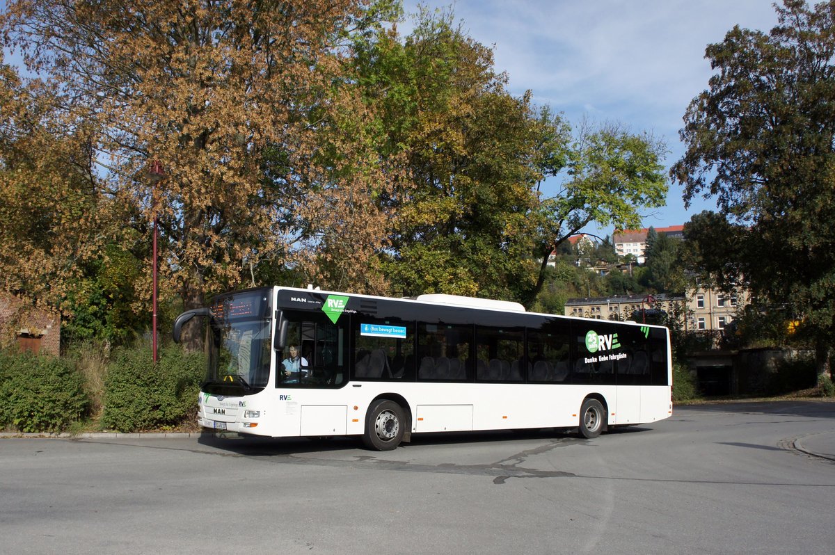 Bus Aue / Bus Erzgebirge: MAN Lion's City Ü der RVE (Regionalverkehr Erzgebirge GmbH), aufgenommen im Oktober 2016 am Bahnhof von Aue (Sachsen).