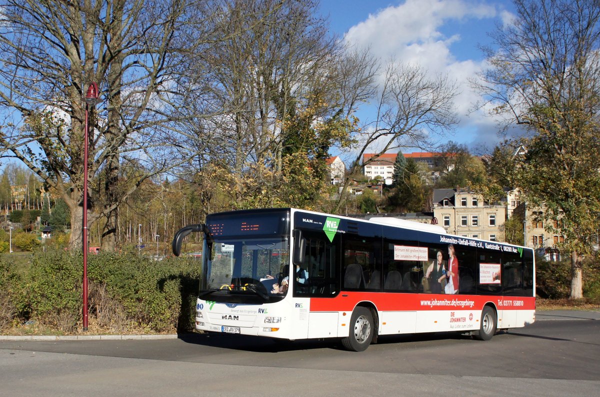 Bus Aue / Bus Erzgebirge: MAN Lion's City Ü der RVE (Regionalverkehr Erzgebirge GmbH), aufgenommen im Oktober 2017 am Bahnhof von Aue (Sachsen).