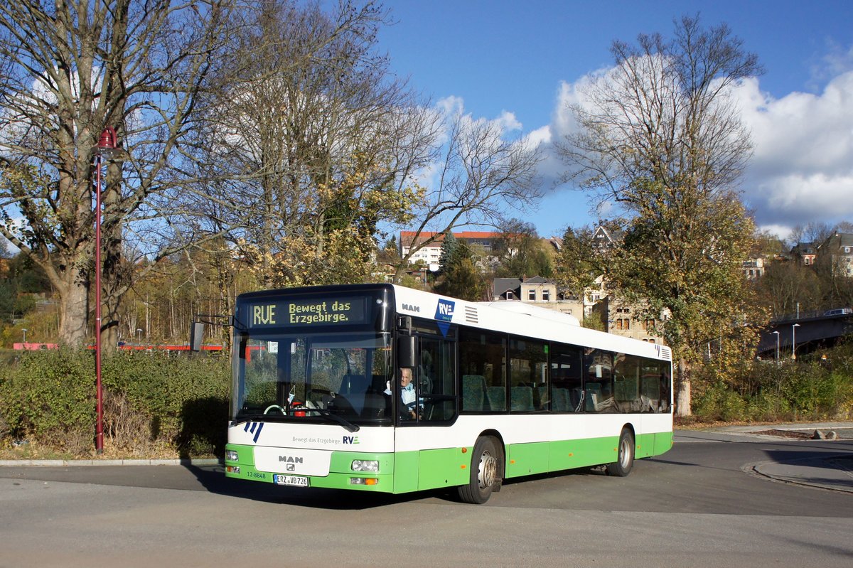 Bus Aue / Bus Erzgebirge: MAN NÜ (ERZ-VB 726) der RVE (Regionalverkehr Erzgebirge GmbH), aufgenommen im Oktober 2017 am Bahnhof von Aue (Sachsen).