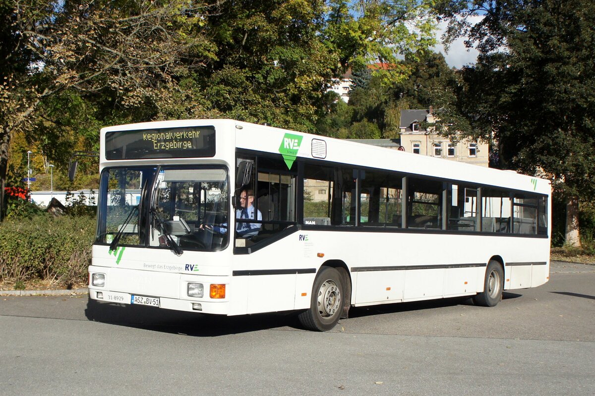 Bus Aue / Bus Erzgebirge: MAN EL (ASZ-BV 51) der RVE (Regionalverkehr Erzgebirge GmbH), aufgenommen im Oktober 2021 am Bahnhof von Aue (Sachsen).
