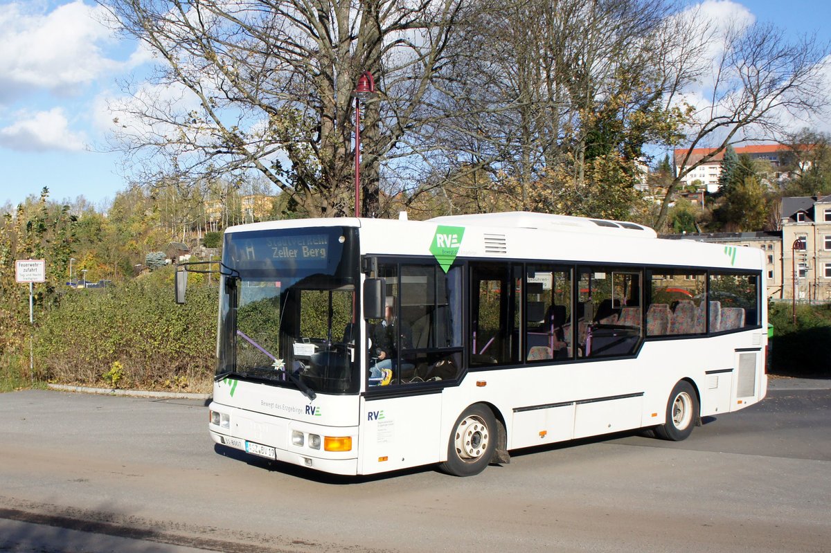 Bus Aue / Stadtbus Aue / Bus Erzgebirge: MAN / Göppel NM 223 (Vorserie) Midibus der RVE (Regionalverkehr Erzgebirge GmbH), aufgenommen im Oktober 2017 am Bahnhof von Aue (Sachsen).