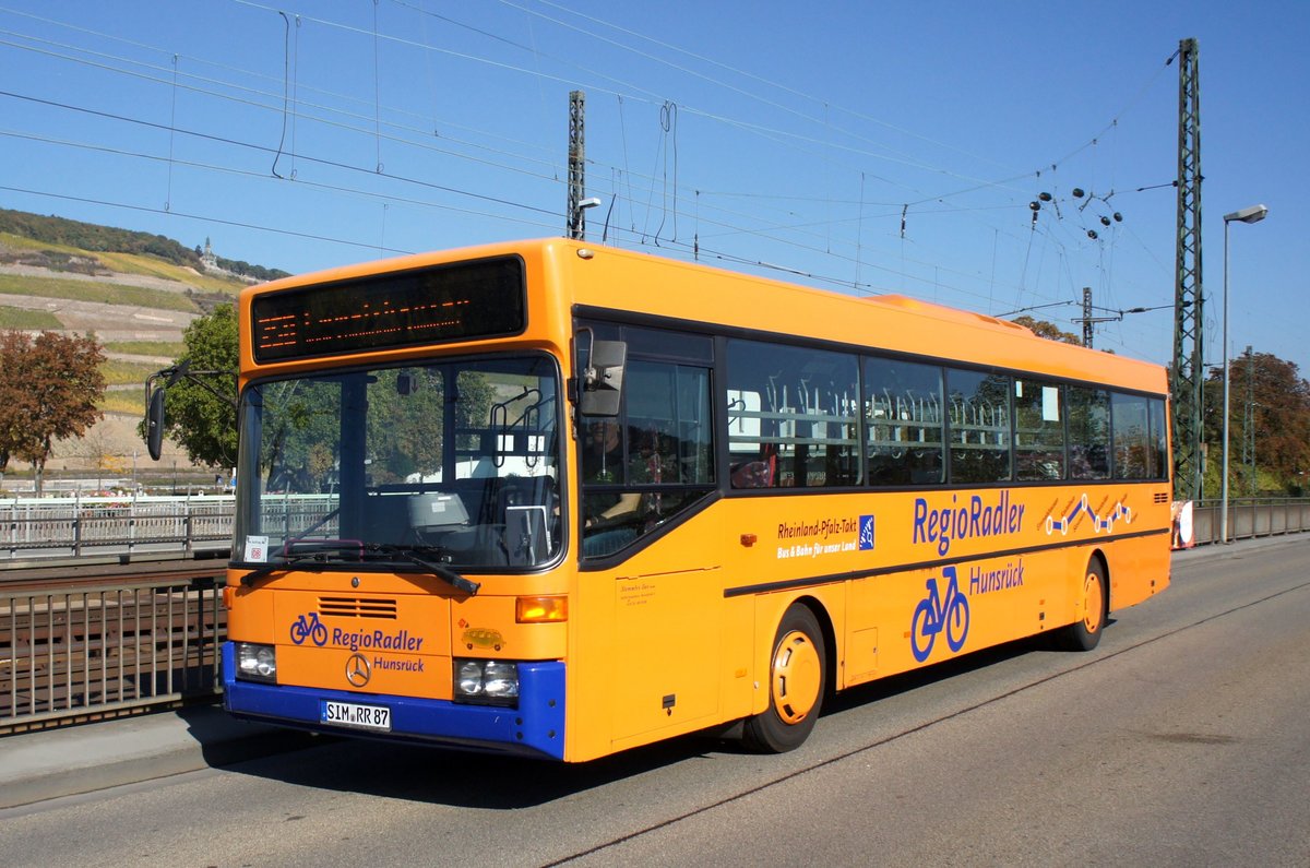 Bus Bingen am Rhein / RegioRadler Hunsrück: Mercedes-Benz O 407 der Stemmler-Bus GmbH aus Kastellaun, aufgenommen im Oktober 2018 im Stadtgebiet von Bingen am Rhein. 