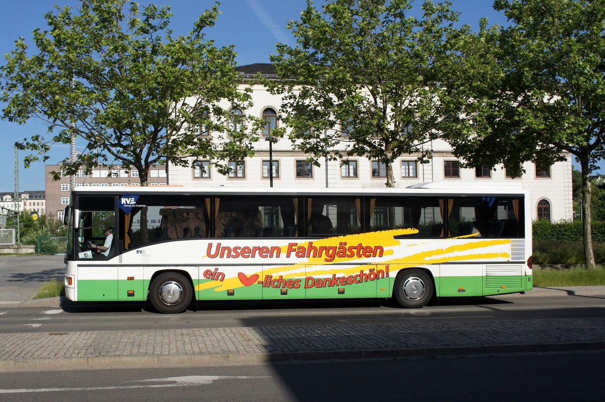 Bus Chemnitz: Mercedes-Benz Integro der RVE (Regionalverkehr Erzgebirge GmbH), aufgenommen im Juni 2016 am Hauptbahnhof in Chemnitz.