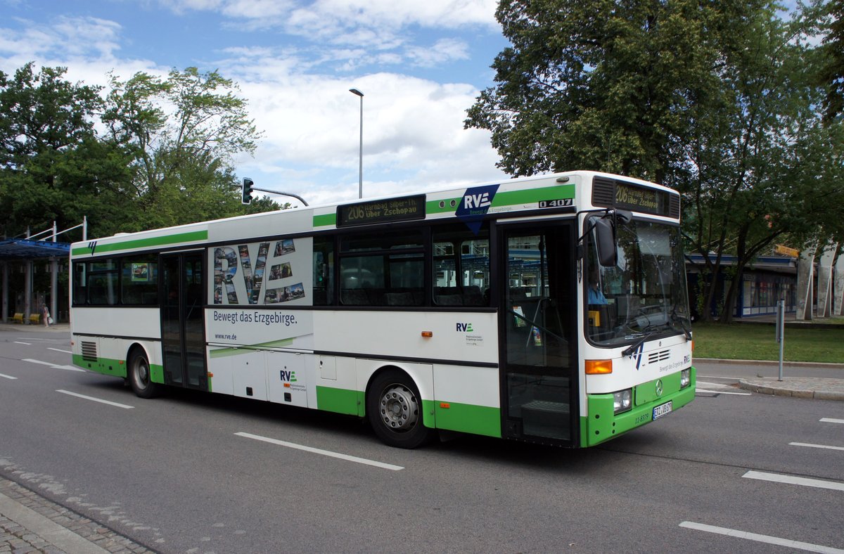 Bus Chemnitz: Mercedes-Benz O 407 der RVE (Regionalverkehr Erzgebirge GmbH), aufgenommen im August 2017 am Omnibusbahnhof in Chemnitz. 