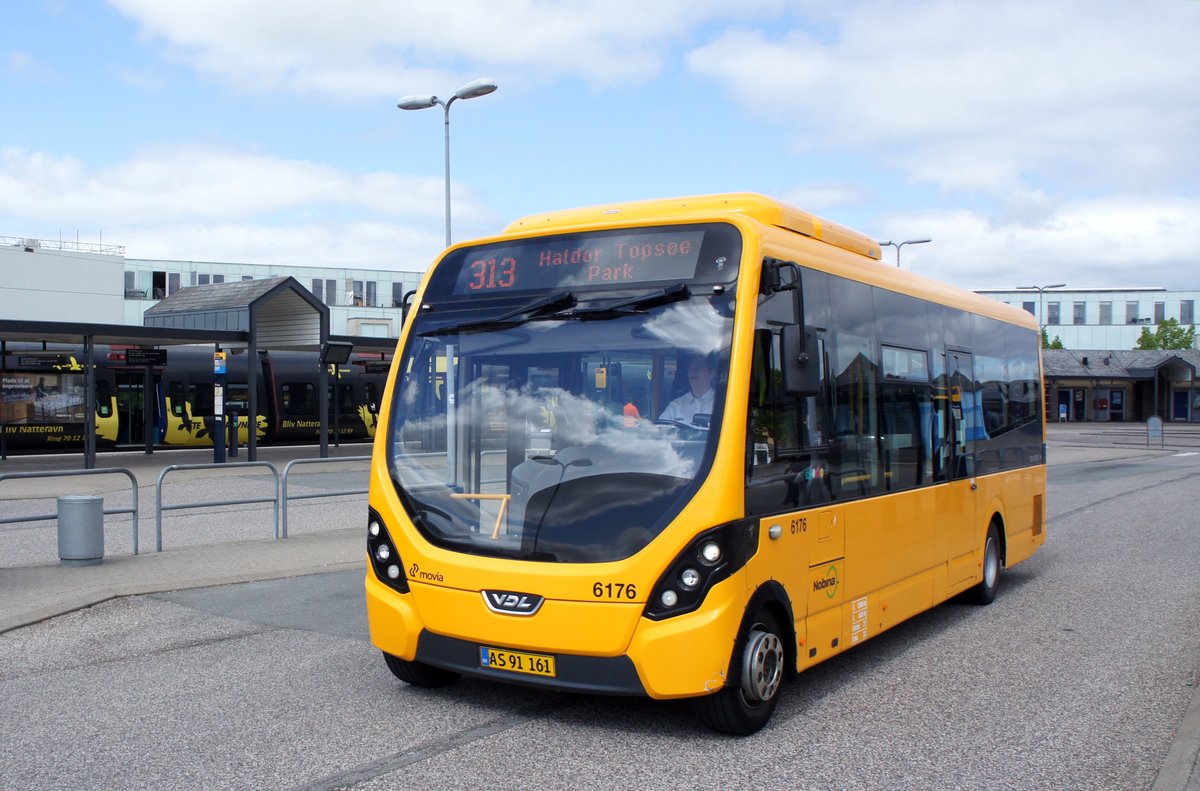 Bus Dänemark / Region Seeland / Region Sjælland: VDL Citea MLE (Midibus) - Wagen 6176 von Trafikselskabet Movia (Eigentümer Fahrzeug: Nobina Danmark), aufgenommen im Mai 2016 am Bahnhof von Frederikssund.