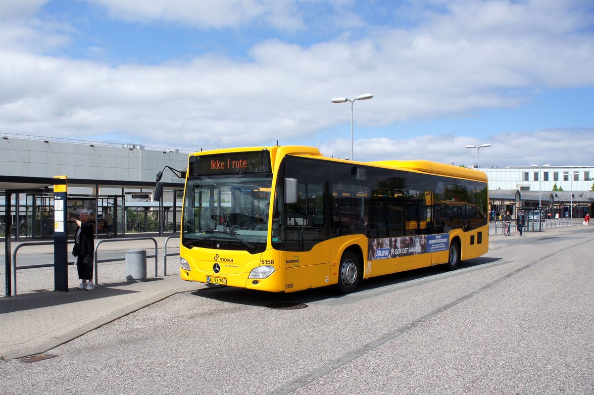 Bus Dänemark / Region Seeland / Region Sjælland: Mercedes-Benz Citaro C2 LE Ü - Wagen 6156 von Trafikselskabet Movia (Eigentümer Fahrzeug: Nobina Danmark), aufgenommen im Mai 2016 am Bahnhof von Frederikssund.