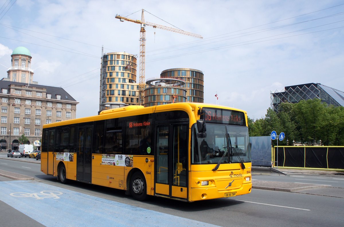 Bus Dänemark / Region Seeland / Region Sjælland: Volvo B7RLE-60 - Wagen 1044 von Trafikselskabet Movia (Eigentümer Fahrzeug: Arriva Danmark A/S), aufgenommen im Mai 2016 am Hauptbahnhof von Kopenhagen.