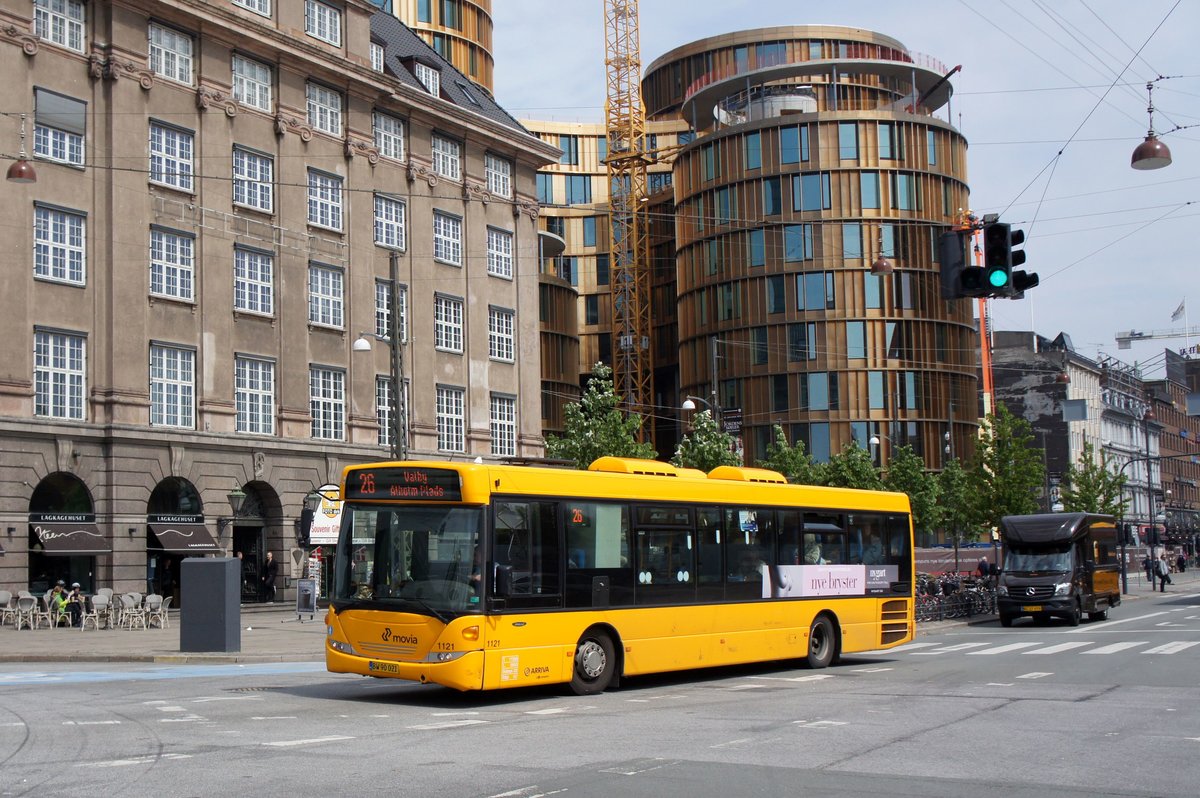 Bus Dänemark / Region Seeland / Region Sjælland: Scania OmniLink - Wagen 1121 von Trafikselskabet Movia (Eigentümer Fahrzeug: Arriva Danmark A/S), aufgenommen im Mai 2016 am Hauptbahnhof von Kopenhagen.