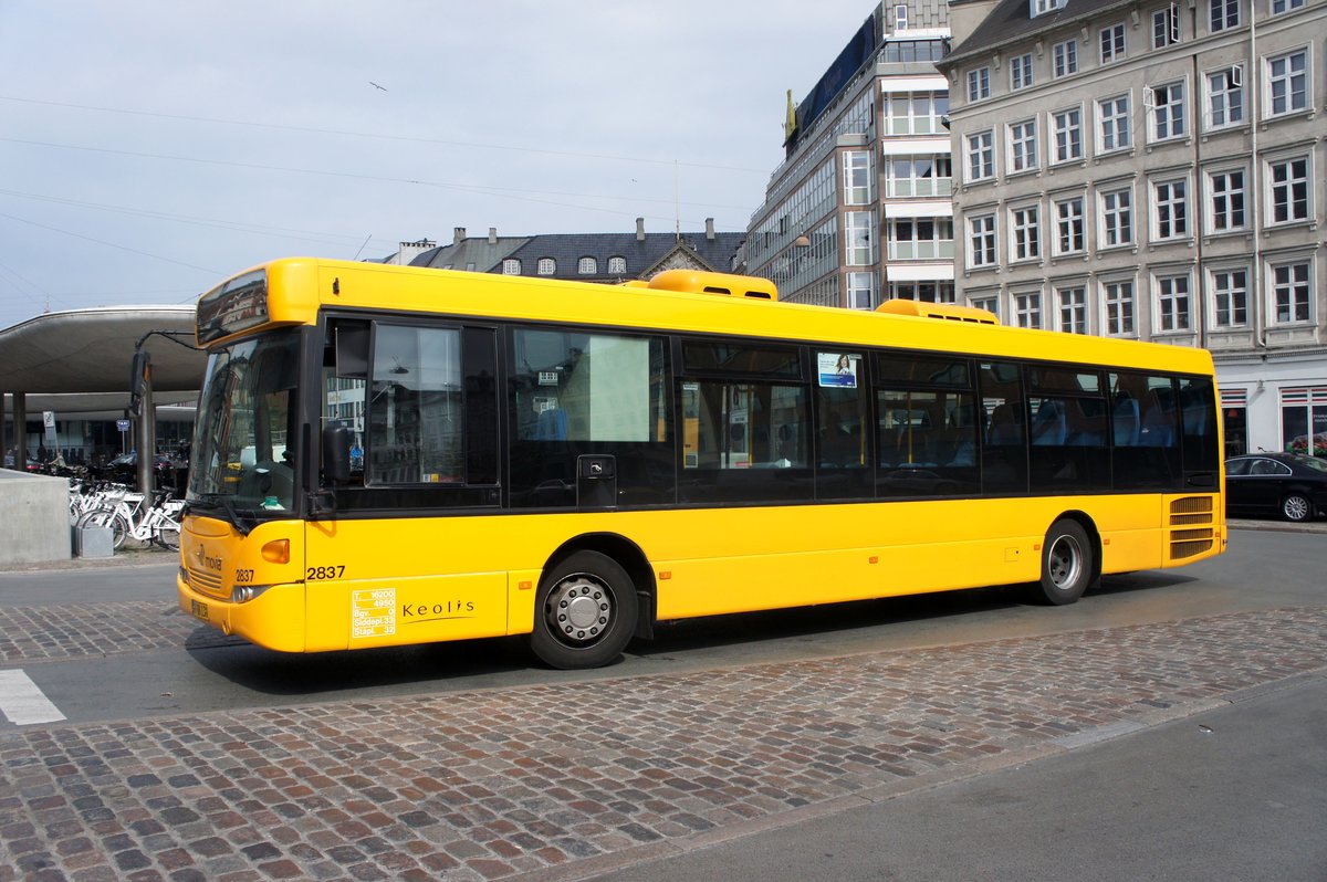 Bus Dänemark / Region Seeland / Region Sjælland: Scania OmniLink - Wagen 2837 von Trafikselskabet Movia (Eigentümer Fahrzeug: Keolis Danmark A/S), aufgenommen im Mai 2016 in der Innenstadt von Kopenhagen.