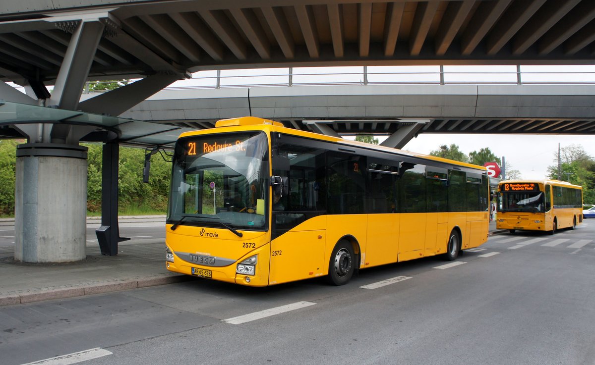 Bus Dänemark / Region Seeland / Region Sjælland: Iveco Crossway LE - Wagen 2572 von Trafikselskabet Movia, aufgenommen im Mai 2016 an der oberirdischen S- und U-Bahn - Station Flintholm in Kopenhagen.
