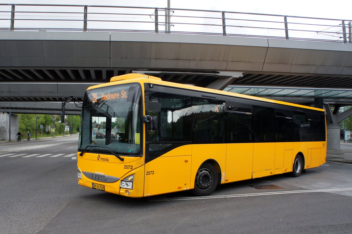 Bus Dänemark / Region Seeland / Region Sjælland: Iveco Crossway LE - Wagen 2572 von Trafikselskabet Movia, aufgenommen im Mai 2016 an der oberirdischen S- und U-Bahn - Station Flintholm in Kopenhagen. 