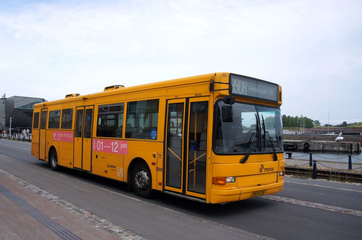 Bus Dänemark / Region Seeland / Region Sjælland: Volvo B10BLE - Wagen 1380 von Trafikselskabet Movia (Eigentümer Fahrzeug: Arriva Danmark A/S), aufgenommen im Mai 2016 am Hafen von Helsingör (Helsingør).