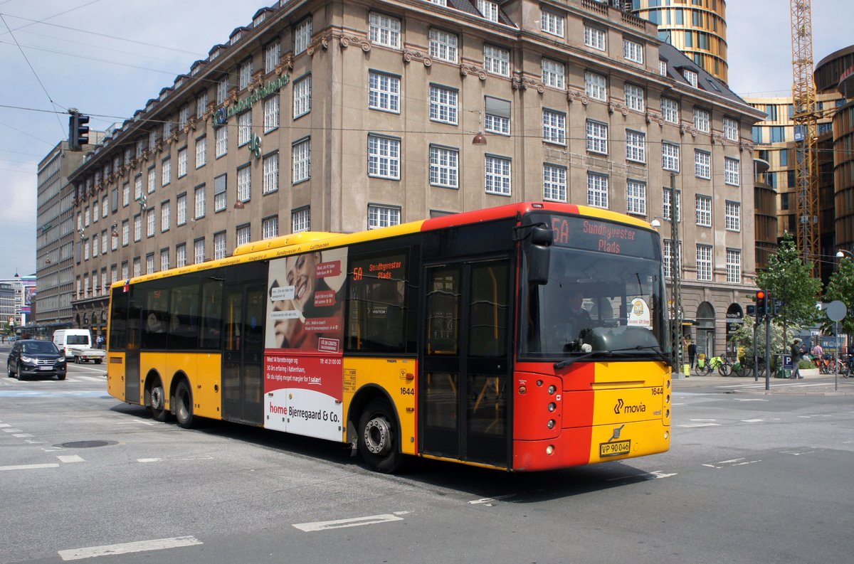 Bus Dänemark / Region Seeland / Region Sjælland: Volvo B12BLE-61 / Vest Center - Wagen 1644 von Trafikselskabet Movia, aufgenommen im Mai 2016 am Hauptbahnhof von Kopenhagen.