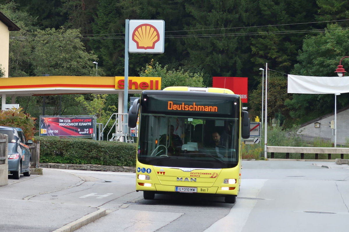 Bus von Deutschmann Reisen, nicht im Linieneinsatz, bei der Haltestelle Fulpmes Brücke. Aufgenommen 17.9.2017.