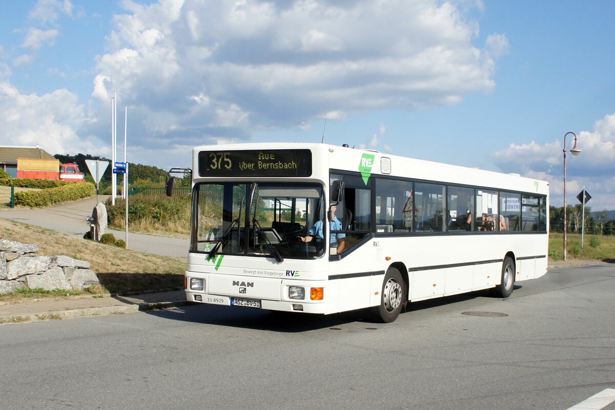 Bus Erzgebirge: MAN EL (ASZ-BV 51) der RVE (Regionalverkehr Erzgebirge GmbH), aufgenommen im August 2022 in Bernsbach, einem Ortsteil der Stadt Lauter-Bernsbach im sächsischen Erzgebirgskreis.